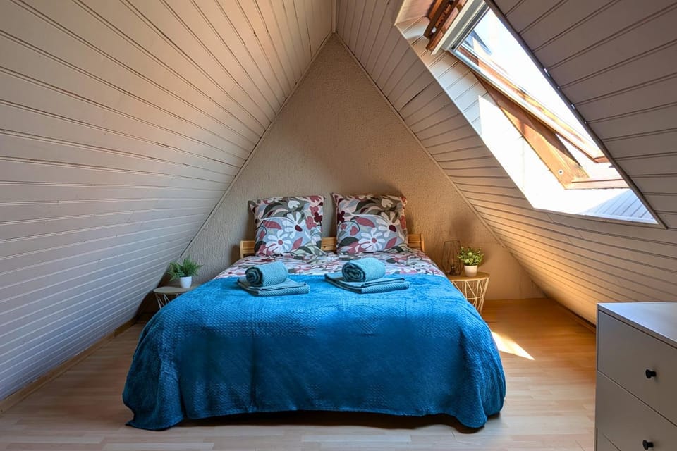 Bed, Bedroom, towels