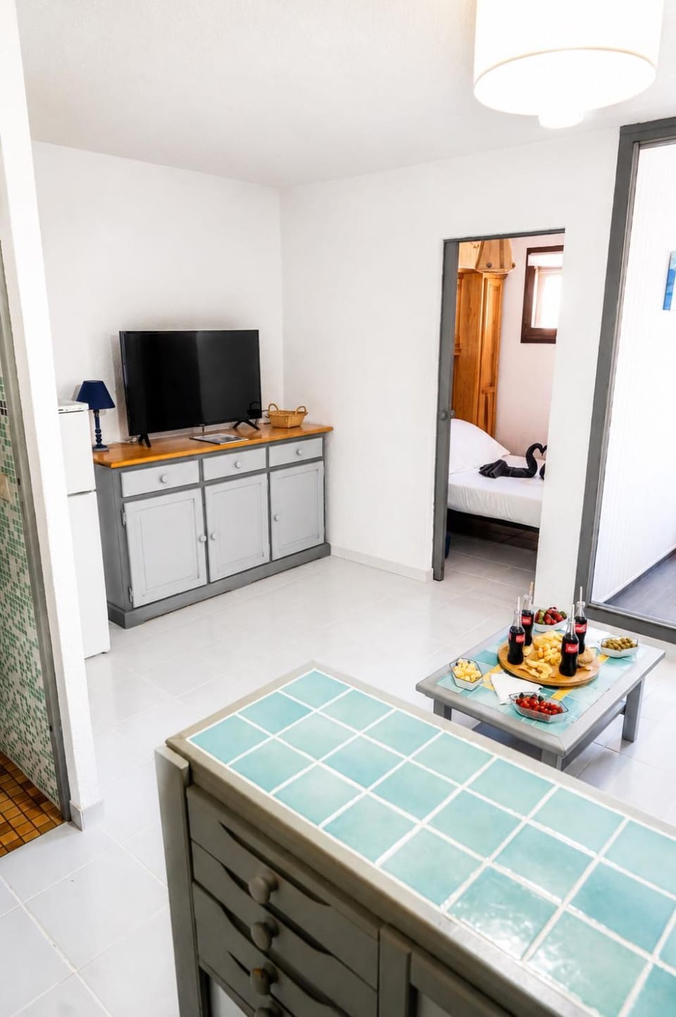Communal lounge/ TV room, TV and multimedia, Kitchen or kitchenette, Food and drinks, Dining area, Food