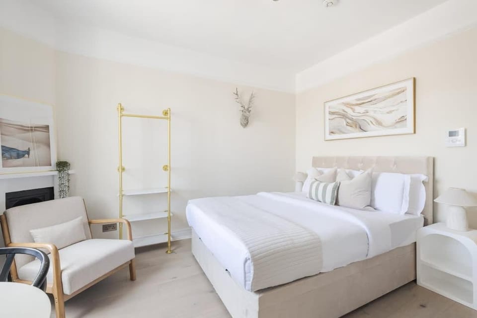 Bed, Seating area