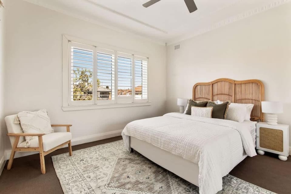 The Hideaway - Winter Sun & Coastal Dining Apartment in Sydney