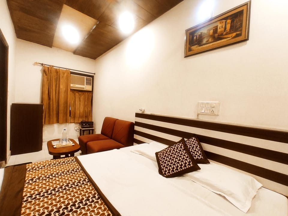 THE SURYA PRIME - Vintage Rooms Near Clock Tower, Chaura Bazar, AC Market & Railway Station - Corporate, Families & Couples Favorite Hotel in Ludhiana