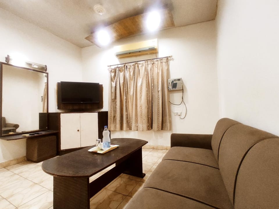 THE SURYA PRIME - Vintage Rooms Near Clock Tower, Chaura Bazar, AC Market & Railway Station - Corporate, Families & Couples Favorite Hotel in Ludhiana