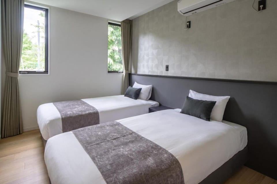 Bed, TV and multimedia, Bedroom