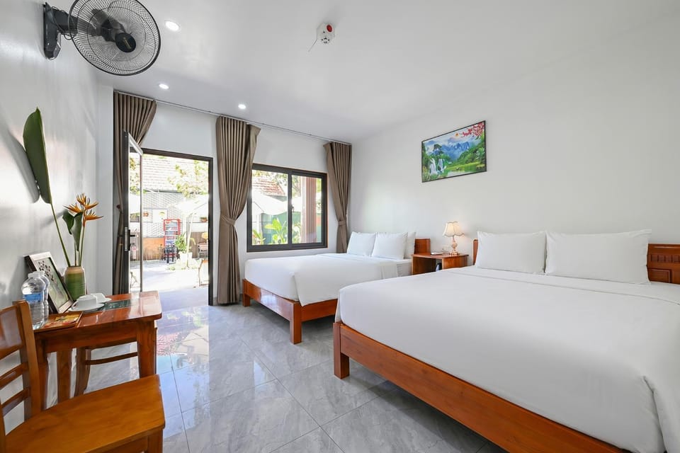 Bed, Photo of the whole room, Bedroom, fireplace, air conditioner