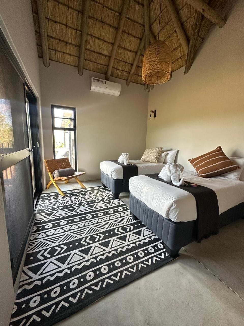 Bed, Photo of the whole room, Bedroom, towels