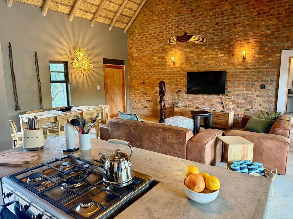 TV and multimedia, Living room, Seating area, Food