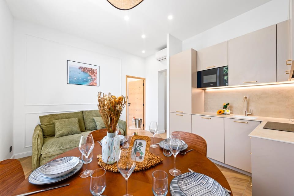 TV and multimedia, Kitchen or kitchenette, Living room, Seating area, Dining area, air conditioner