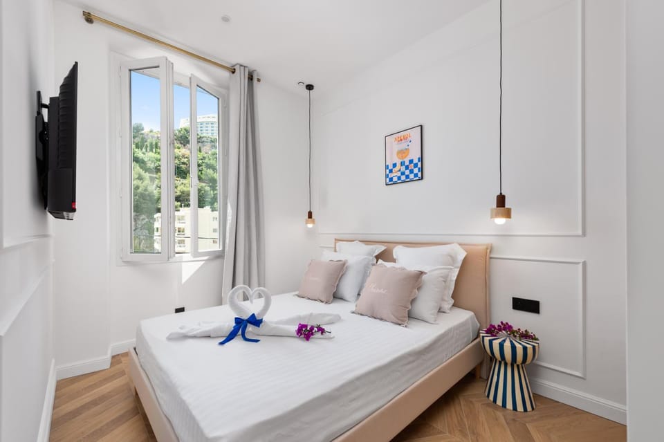 Bed, TV and multimedia, Photo of the whole room, Bedroom, towels