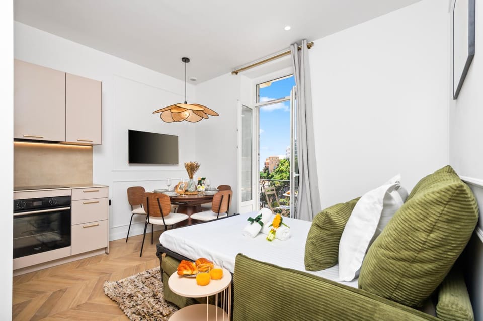 TV and multimedia, Kitchen or kitchenette, Living room, Seating area, Dining area, stove, air conditioner