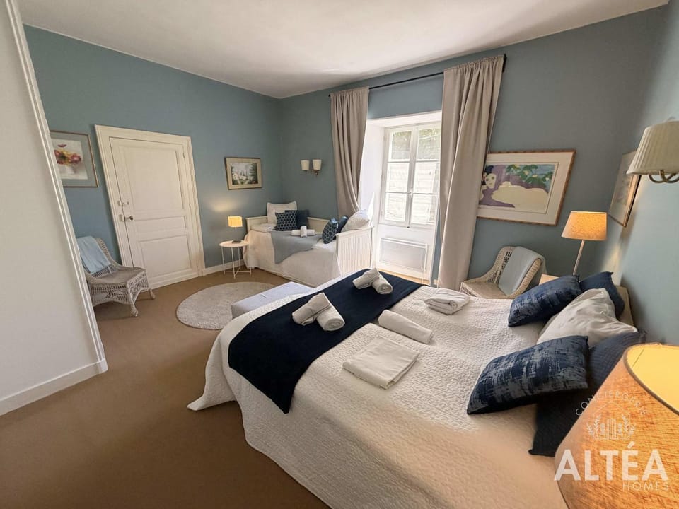 Private riverside villa with garden sleeps 8 Villa in Nouvelle-Aquitaine