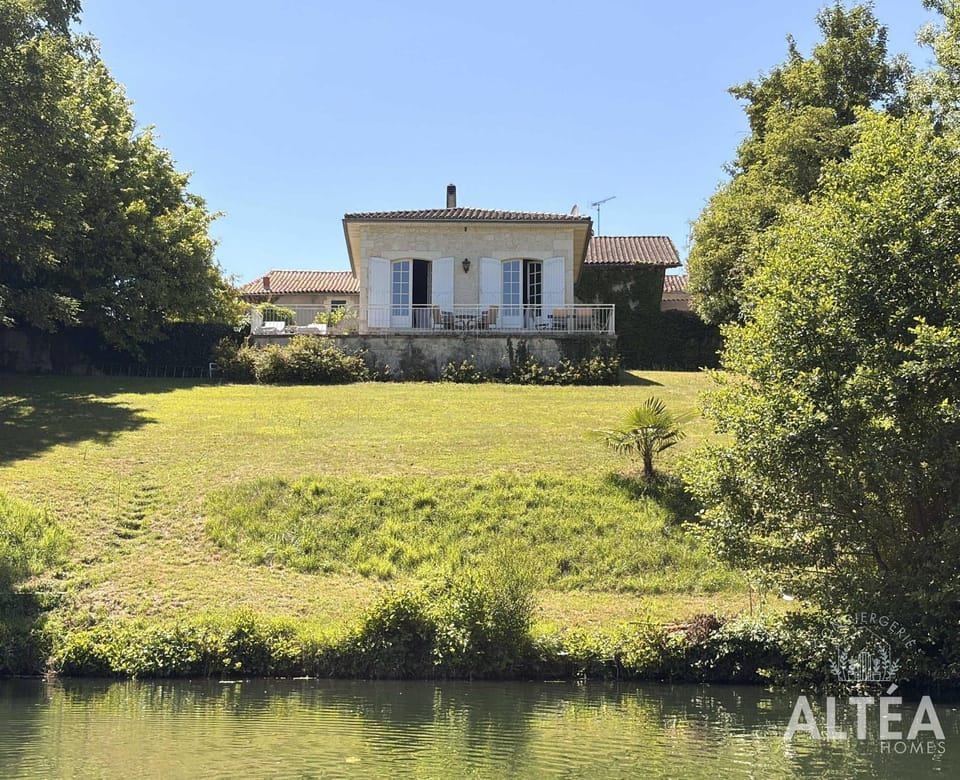 Private riverside villa with garden sleeps 8 Villa in Nouvelle-Aquitaine