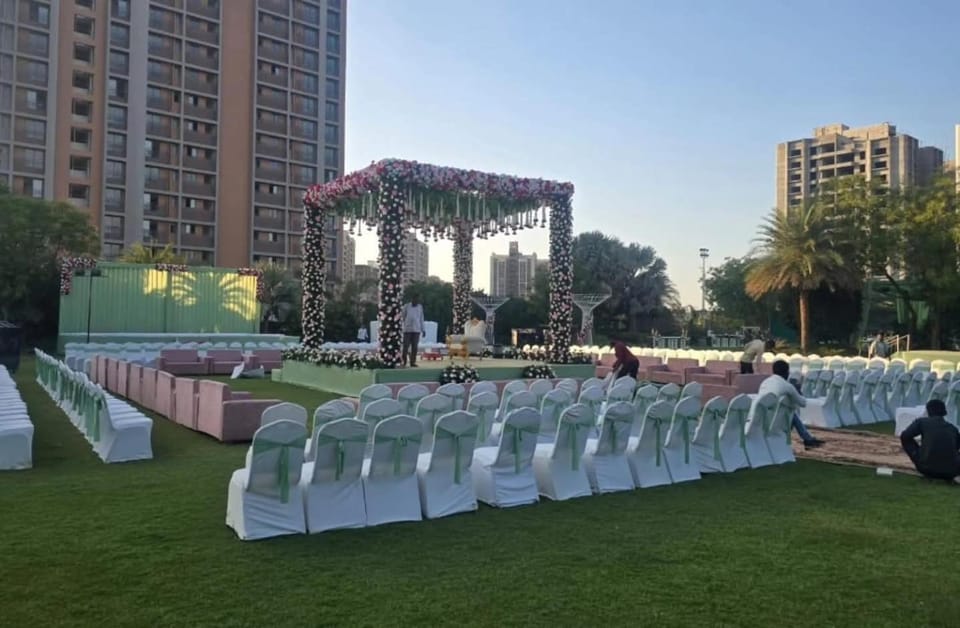 Communal lounge/ TV room, People, Garden, Evening entertainment, Garden view, group of guests, wedding