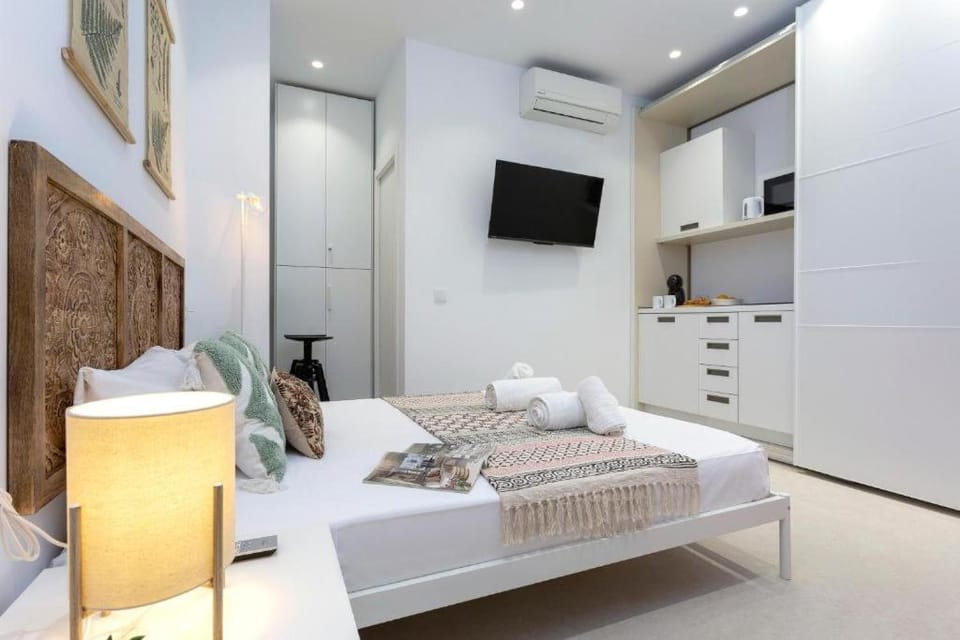 Bed, TV and multimedia, Kitchen or kitchenette, Photo of the whole room, Bedroom, towels, air conditioner