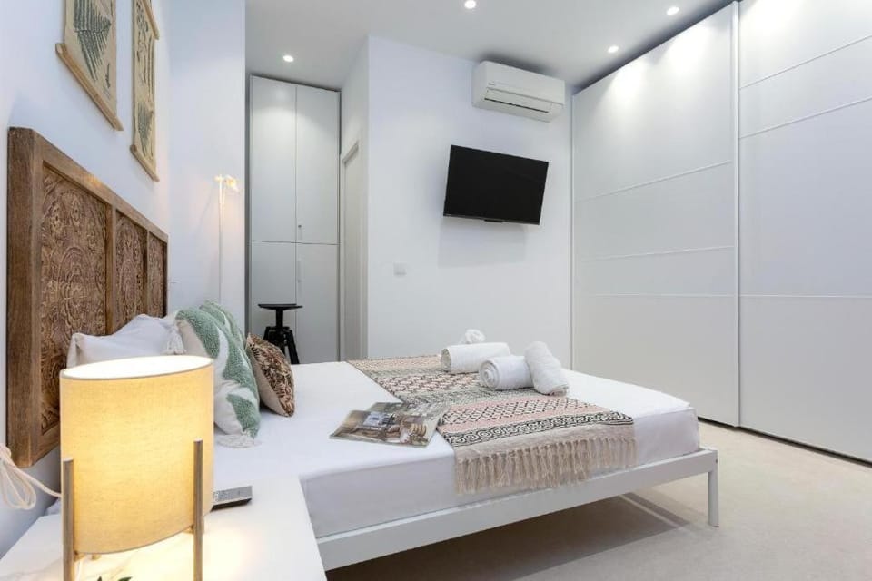 Bed, TV and multimedia, Bedroom, towels, air conditioner