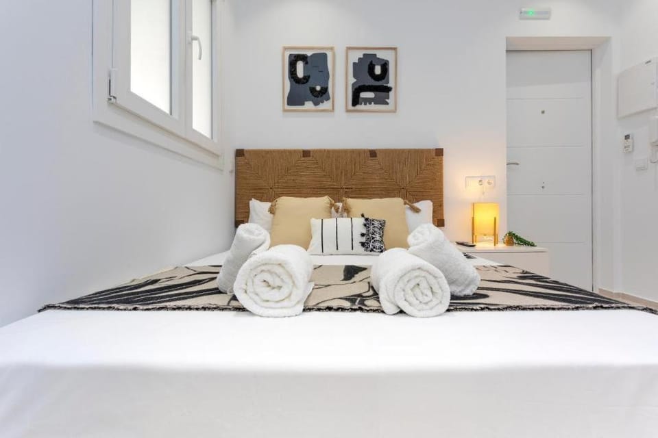 Bed, Bedroom, towels