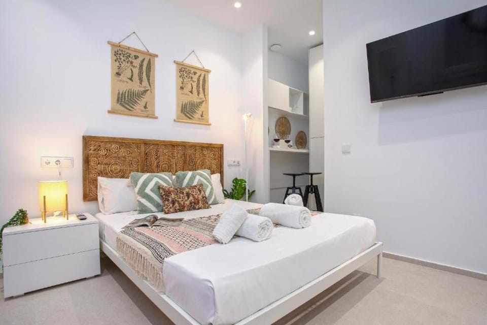 Bed, TV and multimedia, Bedroom, towels