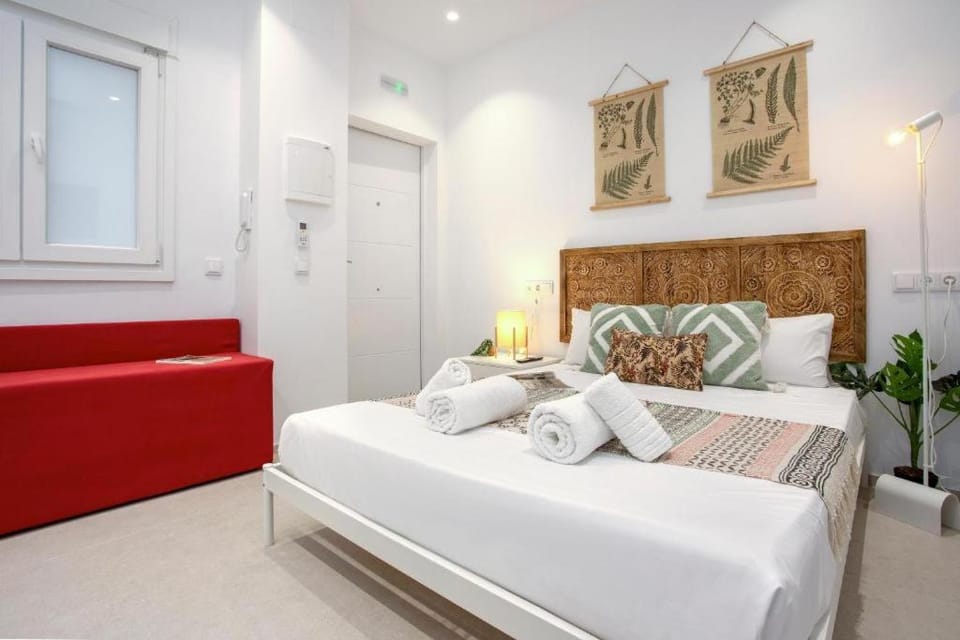 Bed, Bedroom, towels
