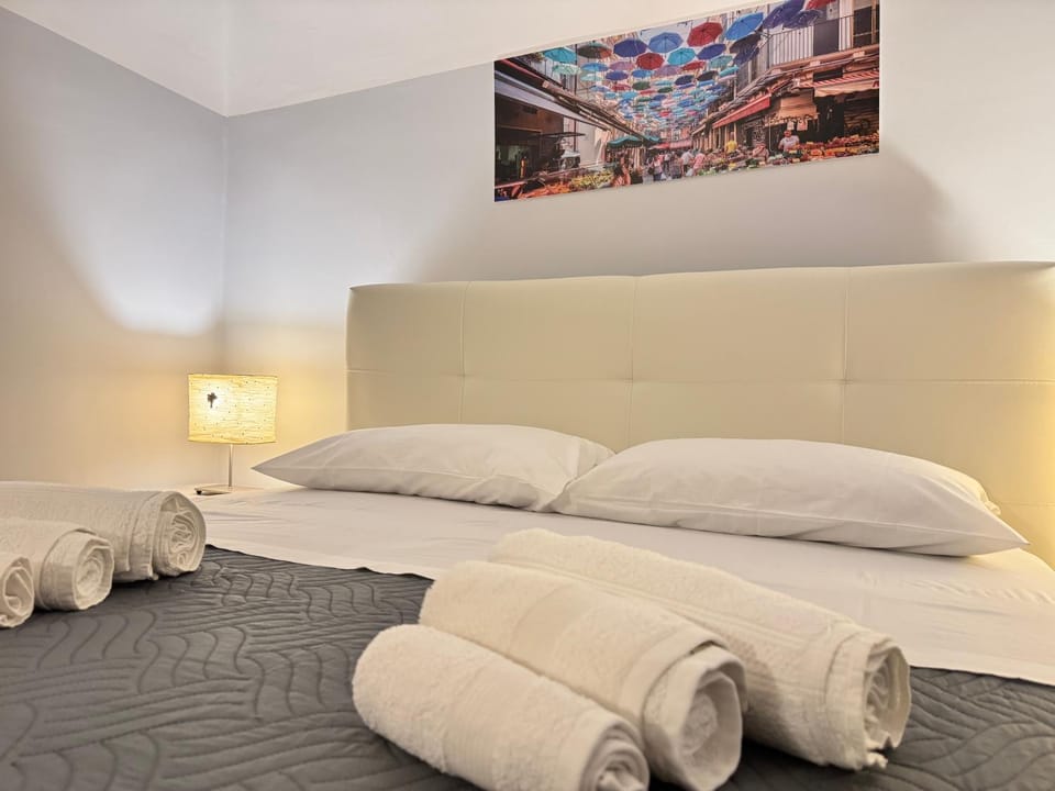 Bed, Bedroom, towels