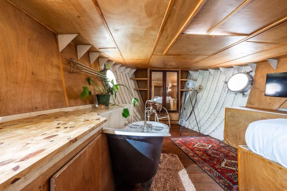 Charming Houseboat with Terrace Near Paris Docked boat in Clichy