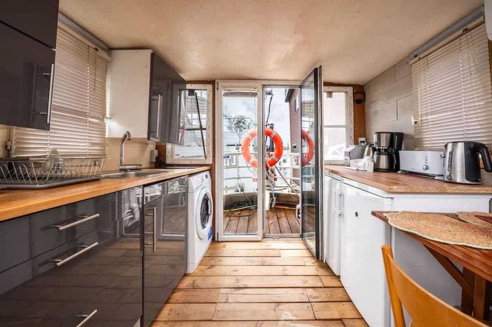 Charming Houseboat with Terrace Near Paris Docked boat in Clichy
