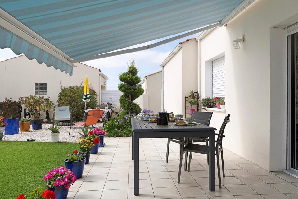 Property building, Balcony/Terrace, Living room