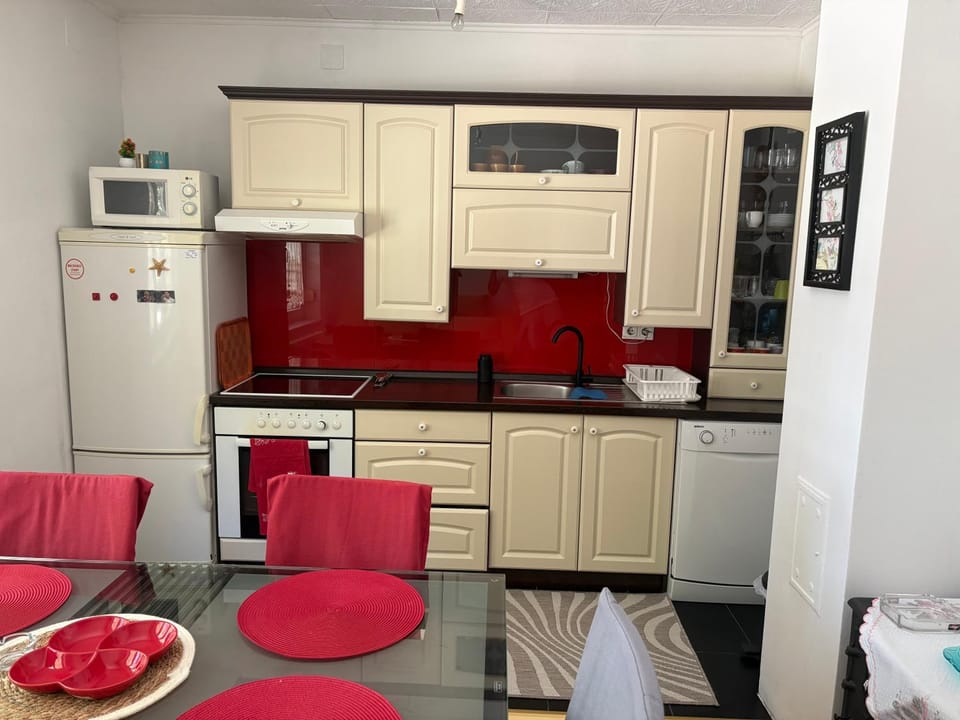 Kitchen or kitchenette, Dining area, oven, stove