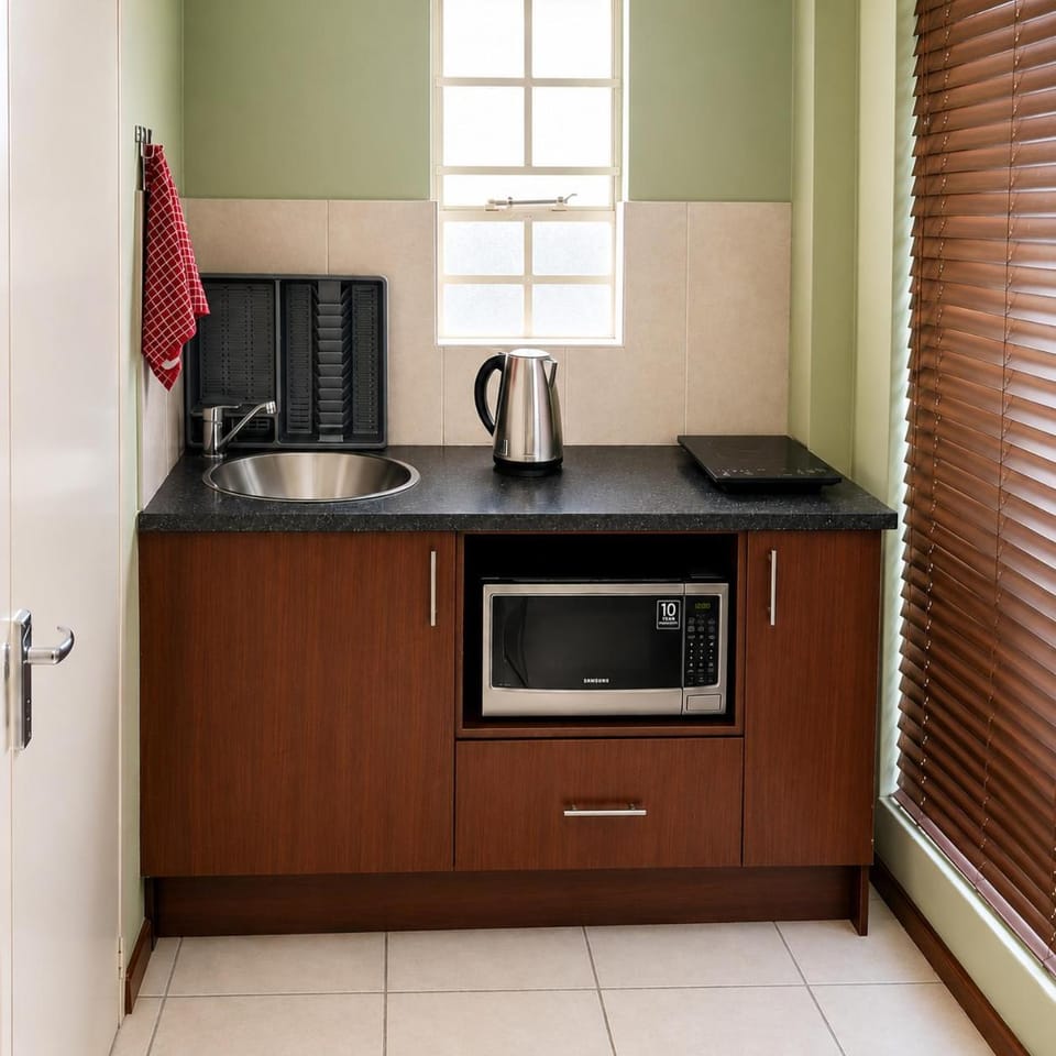Kitchen or kitchenette, microwave, stove