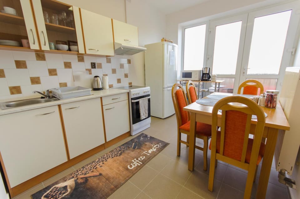 Kitchen or kitchenette, Seating area, Dining area, oven, stove