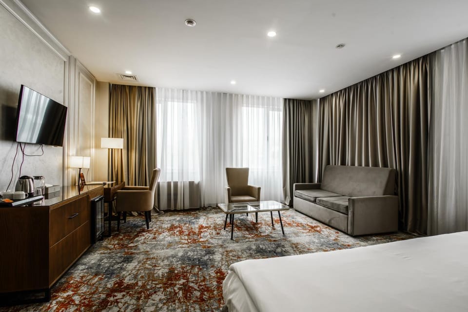 Bed, TV and multimedia, Photo of the whole room, Seating area, Bedroom