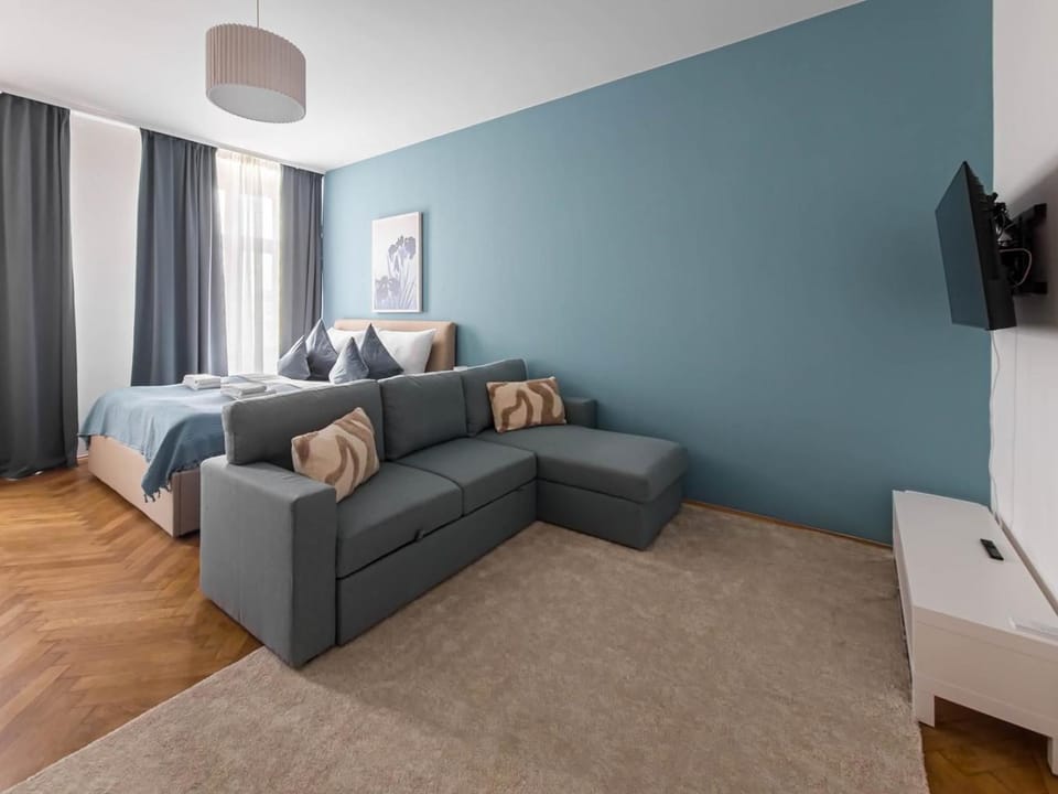 Bed, TV and multimedia, Living room, Photo of the whole room, Seating area, Bedroom