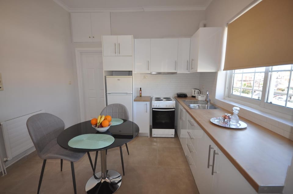 Coffee/tea facilities, Kitchen or kitchenette, Dining area