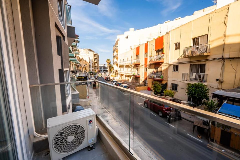Modern 1BR Apt Qawra Steps from the beach by HostMT Apartment in Saint Paul's Bay