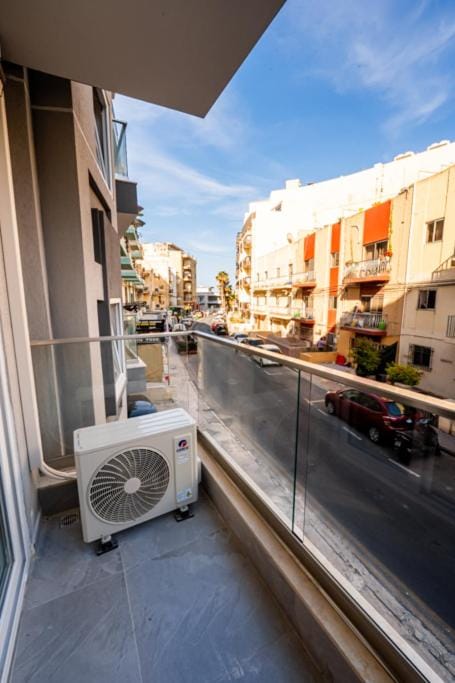 Modern 1BR Apt Qawra Steps from the beach by HostMT Apartment in Saint Paul's Bay
