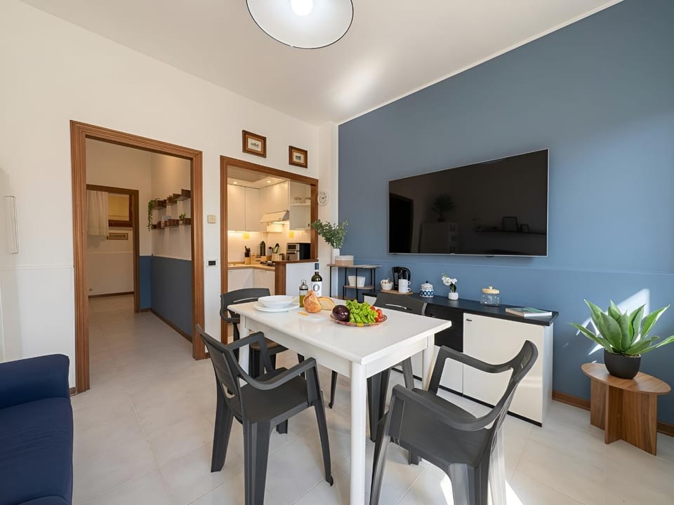 TV and multimedia, Coffee/tea facilities, Living room, Photo of the whole room, Seating area, kitchen, air conditioner