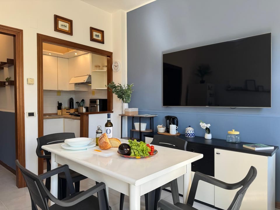 TV and multimedia, Kitchen or kitchenette, Dining area, pet friendly, stove, air conditioner