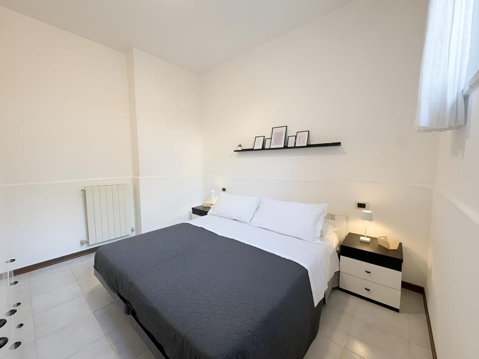 Bed, Bedroom, heating, internet, wardrobe