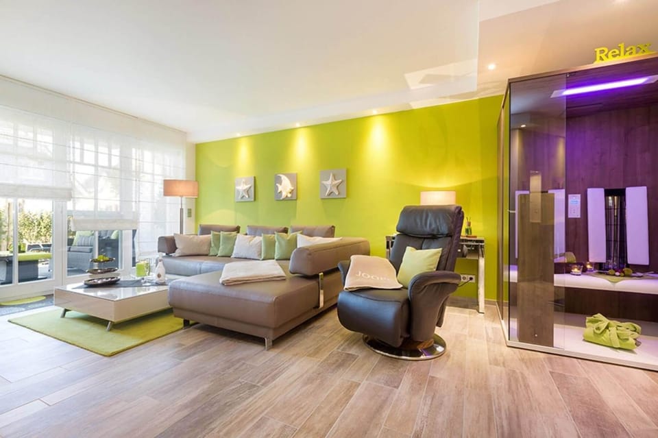 Luxus-Ferienwohnung mit Infrarot-Sauna, Massagesessel, Terrasse & Strandnähe in Zingst Apartment in Zingst