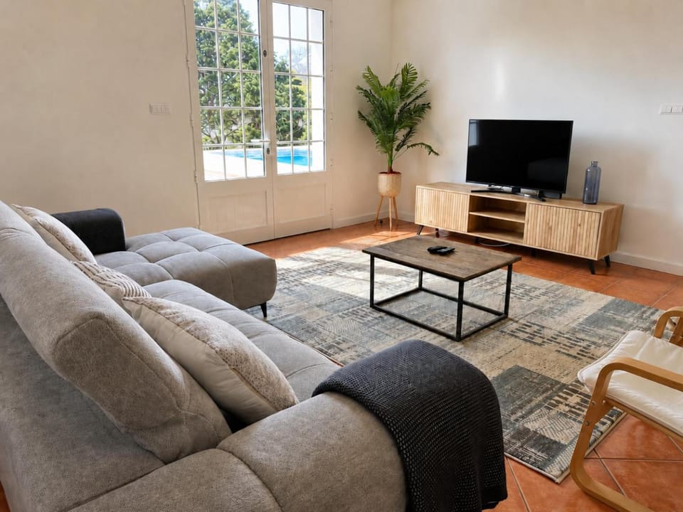 Communal lounge/ TV room, TV and multimedia, Living room, Seating area