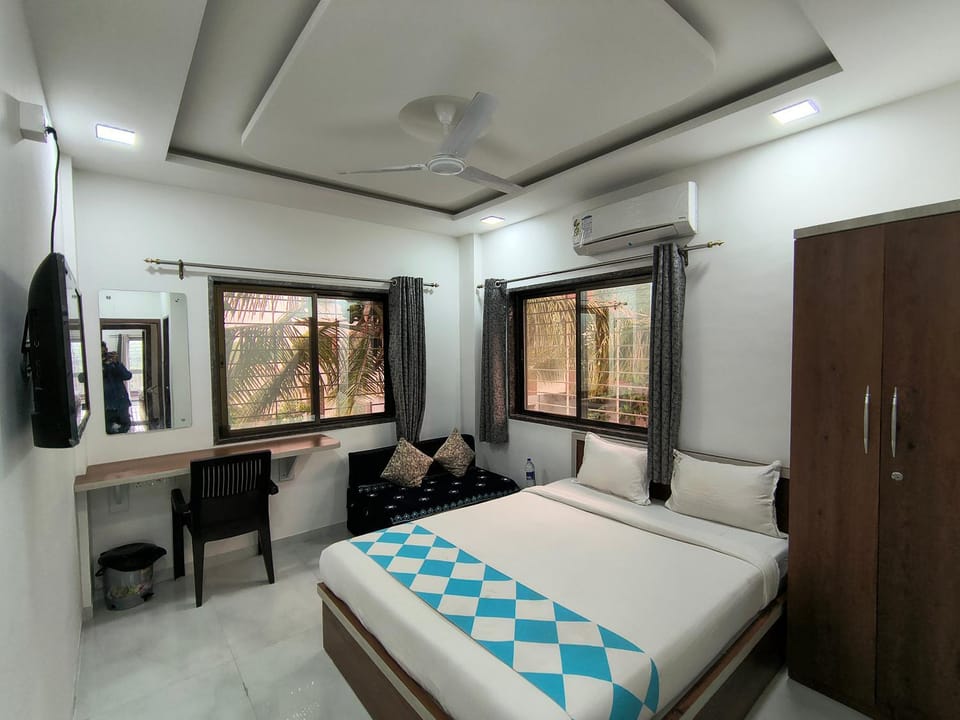 Bedroom, wardrobe, air conditioner