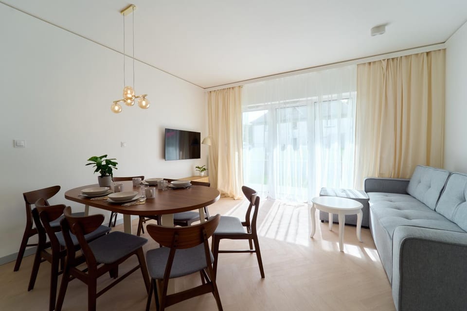 TV and multimedia, Living room, Seating area, Dining area