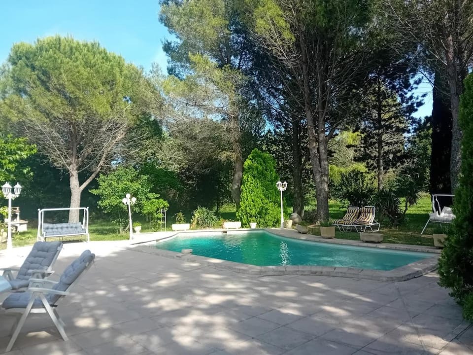 Maison en campagne avec piscine dans un grand parc clos House in Le Thor