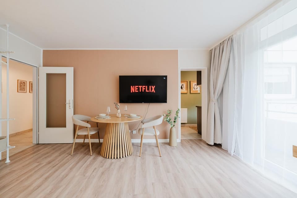 TV and multimedia, Seating area, Dining area