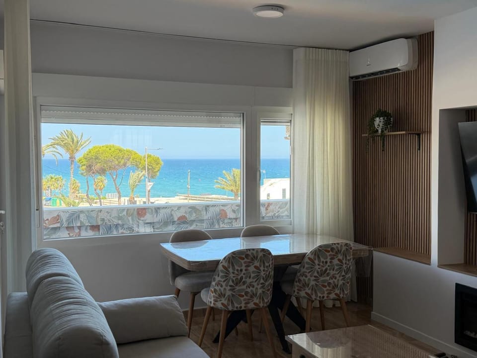Communal lounge/ TV room, Sea view