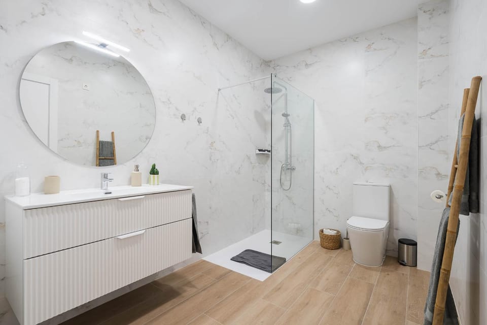 Shower, Bathroom, Facility for disabled guests