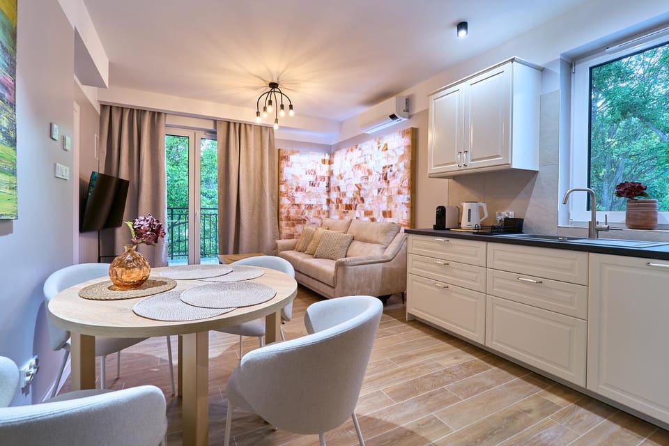 Kitchen or kitchenette, Living room, Seating area, Dining area