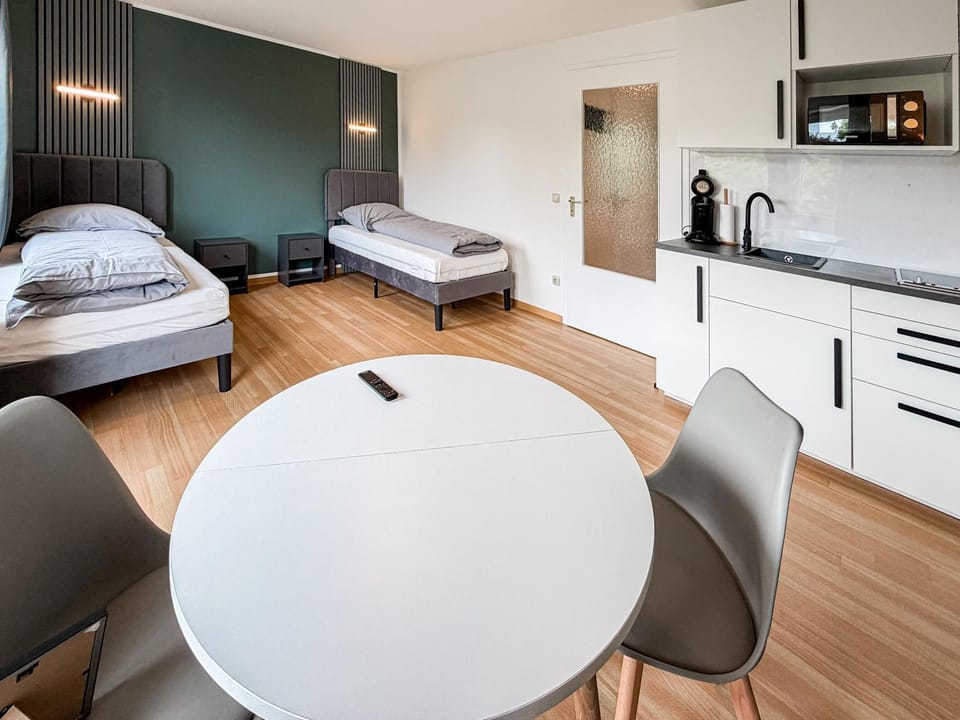 Bed, Kitchen or kitchenette, Dining area, kitchen