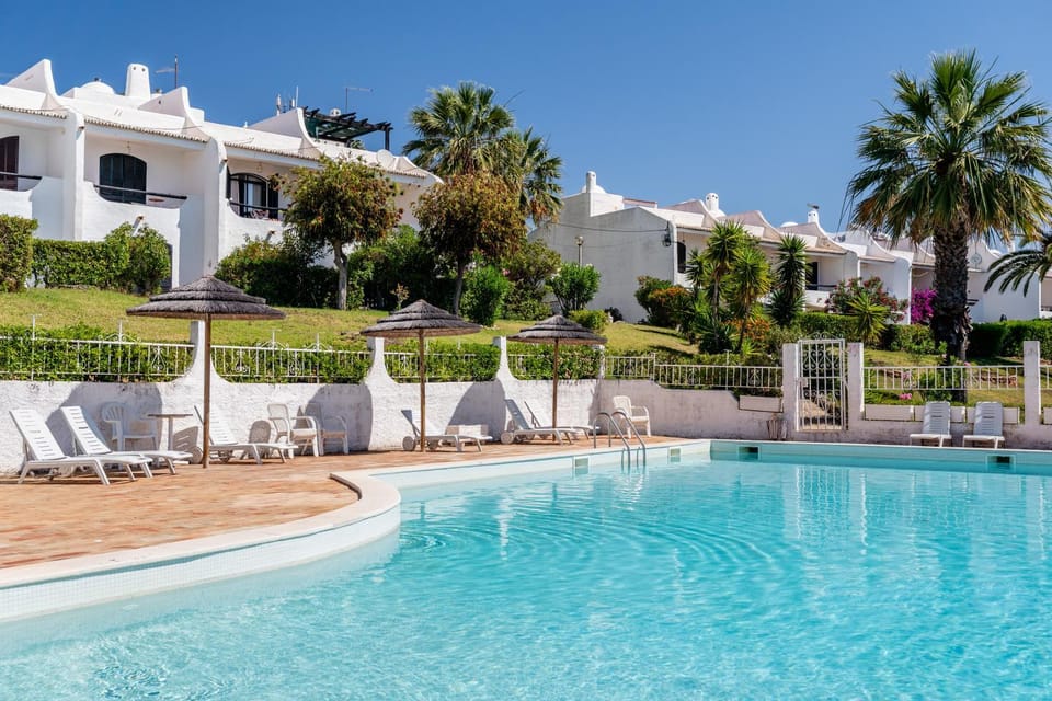 Swimming pool, sunbed