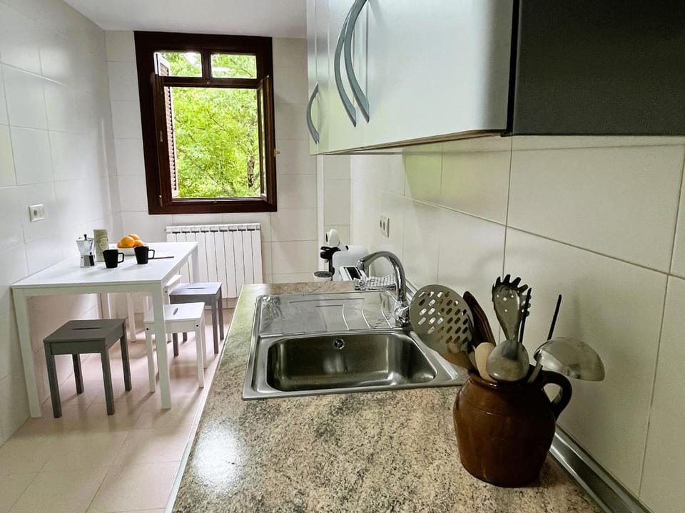Kitchen or kitchenette, Dining area, pet friendly, stove