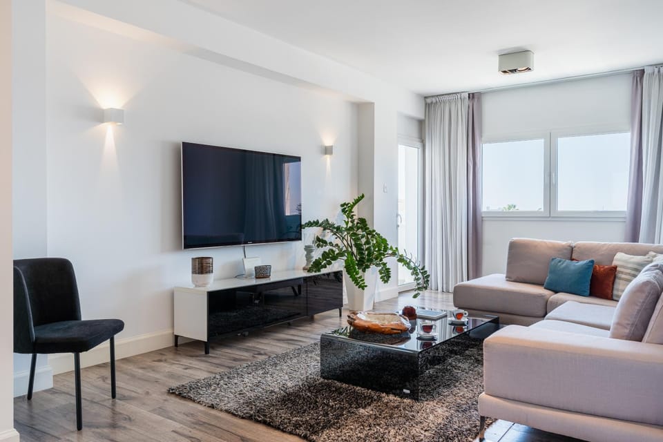 Communal lounge/ TV room, TV and multimedia, Living room, Seating area, Evening entertainment