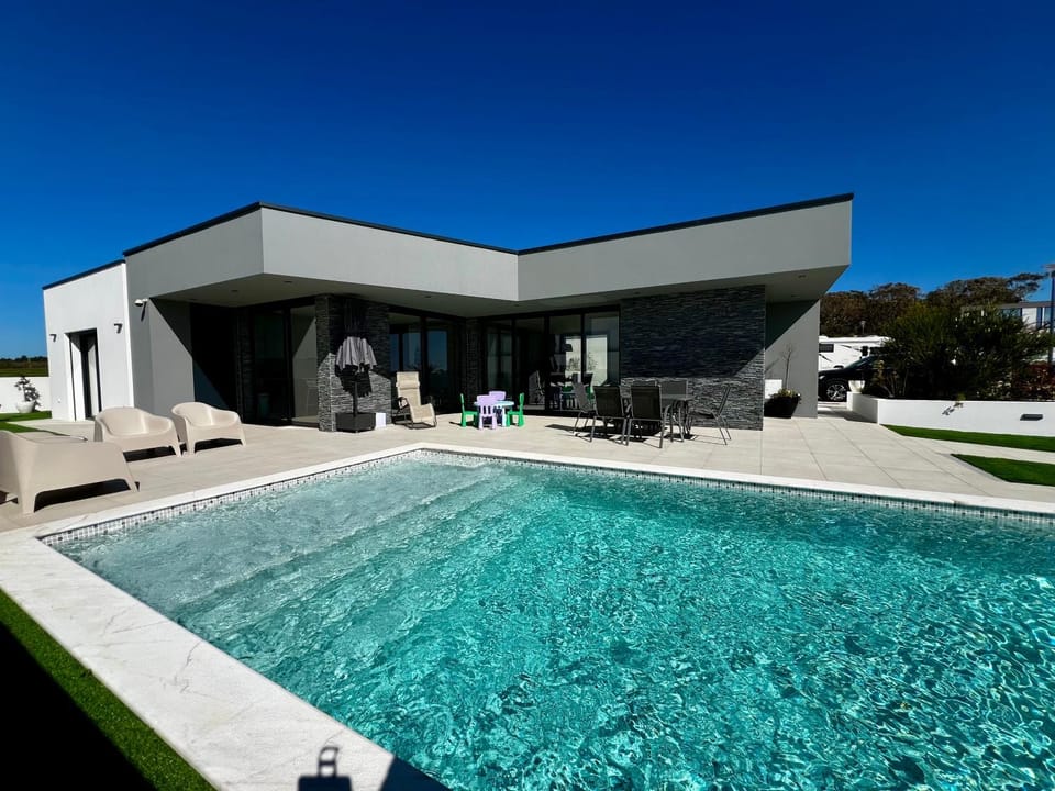 Swimming pool, Swimming pool